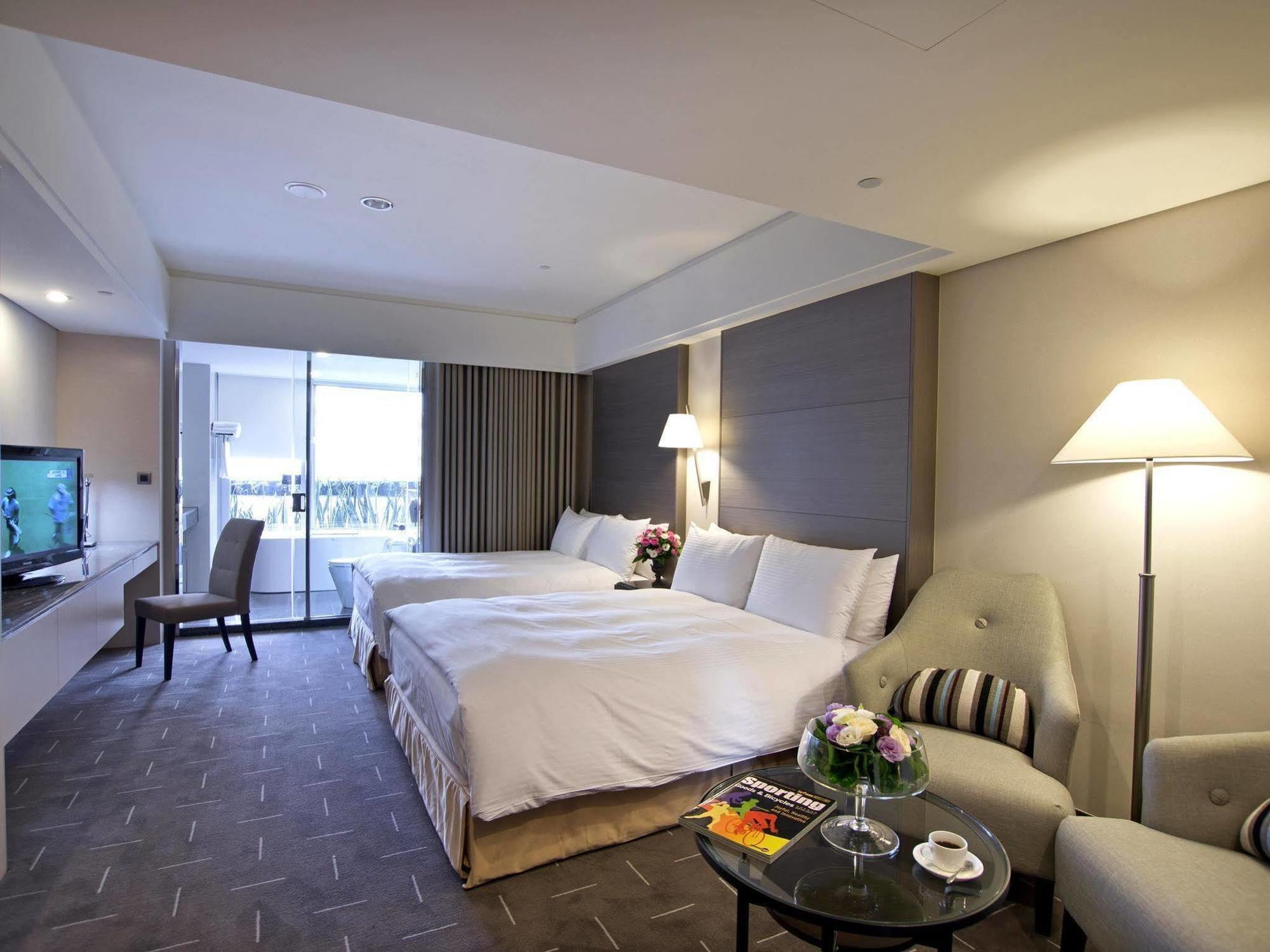 Check Inn Select Taichung Dadun Extérieur photo